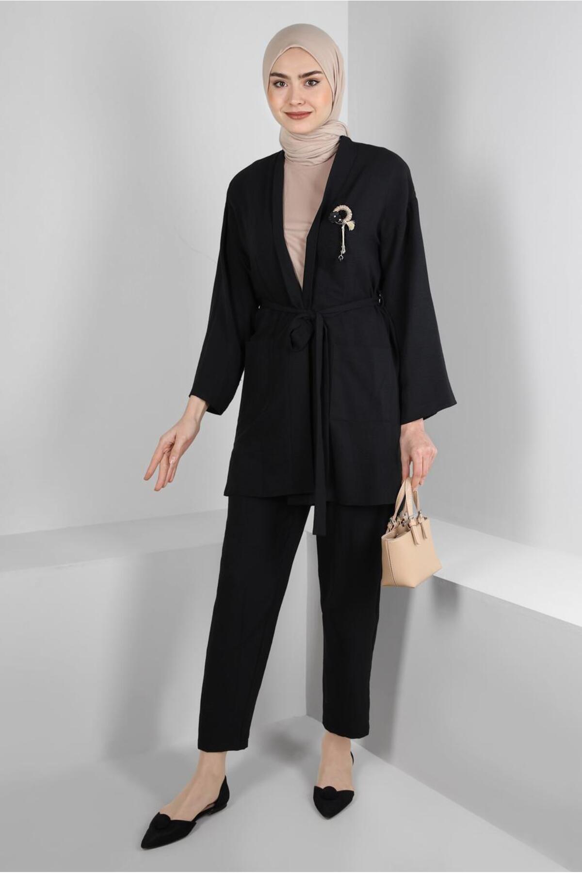 آلوینا جنس نرم و مصنوعی، مچ پا و پای شما را برای پایداری و پشتیبانی پایدار بیشتر در بر می‌گیرد. قرارگیری مناسب در قسمت پنجه، لمس و حسی منحصر به فرد را فراهم می‌کند. کفی EVA راحتی زیر پا را فراهم می‌کند. گل‌میخ‌های مخروطی، سرعت همه جانبه را برای چابکی بیشتر و تغییر جهت آسان‌تر فراهم می‌کنند. شماره مدل: 3027039. نوع بند: بندهای استاندارد. وارد شده از: ویتنام. تاریخ تغییر قیمت لیست: 01
01
2024. تاریخ تغییر قیمت فروش: 01
01
2024.