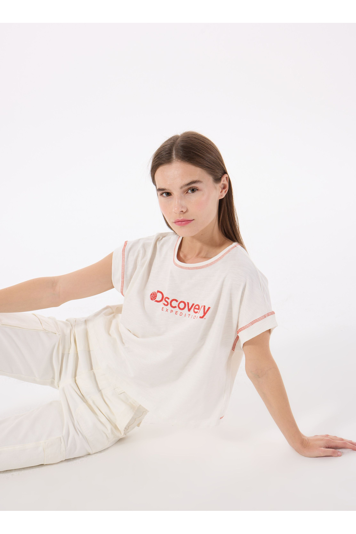 Discovery Expedition D5SL-TST3571 Kırık Beyaz Bisiklet Yaka Relaxed Baskılı Kadın T-Shirt