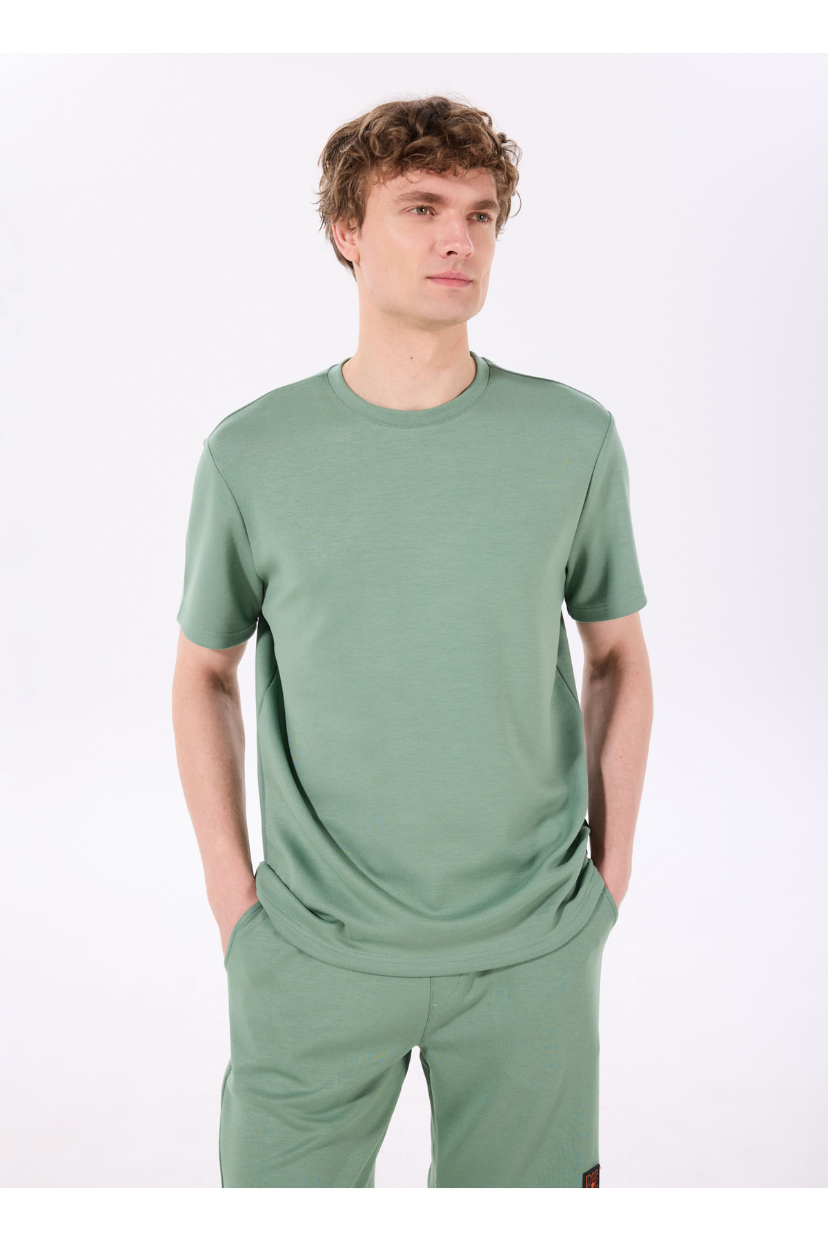 دیسکاوری اکسپدیشن تی شرت مردانه یقه گرد خاکی روشن مدل D4SM-TST3277