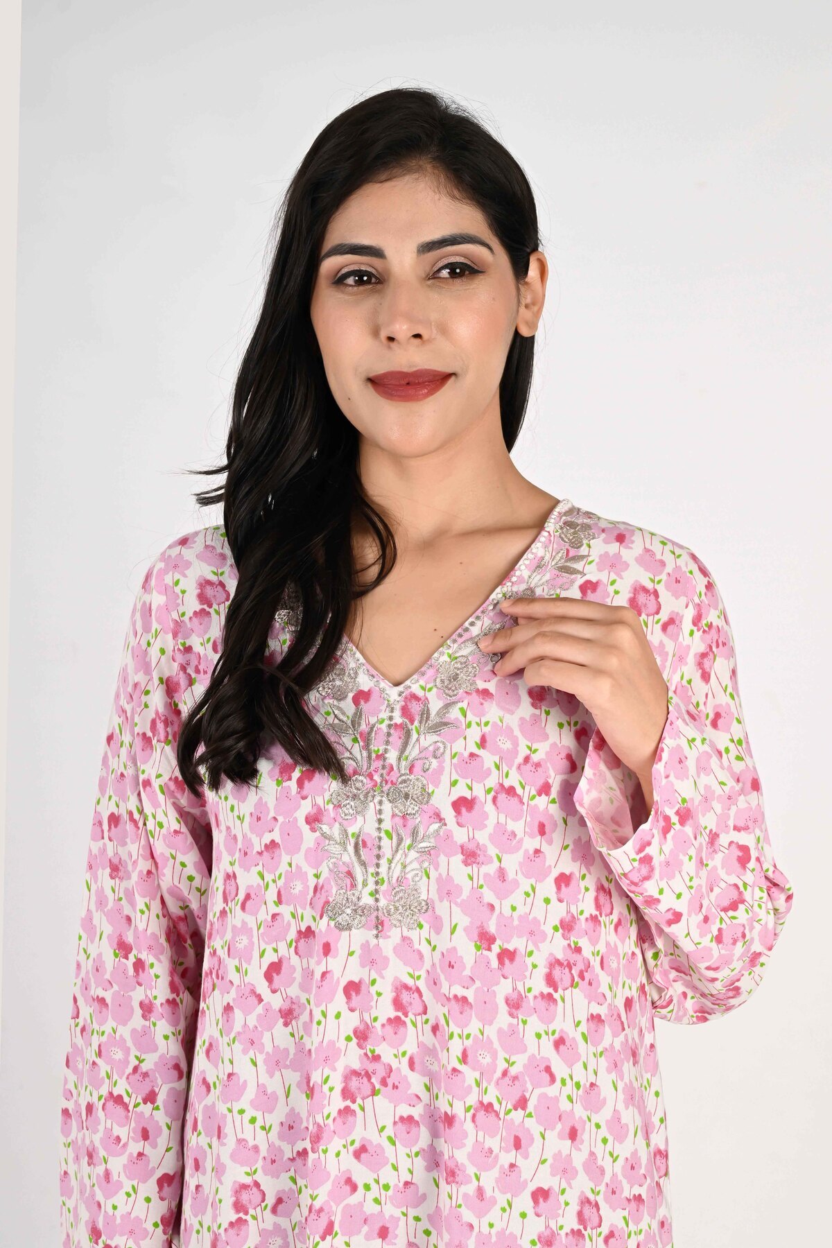 LINELLE Ladies Jalabiya – White Base with Pink Florals and Embroidered Neckline