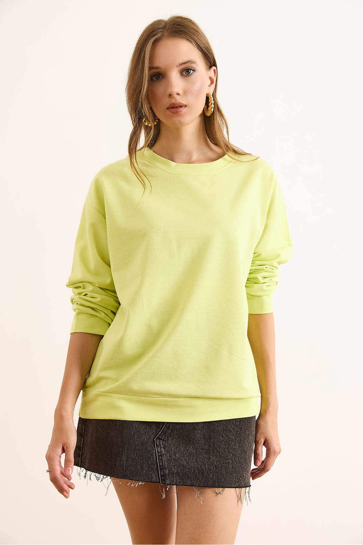 Olalook  Kadın Düz Neon Sarı Basic Yumuşak Dokulu Salaş Sweatshirt SWT-19000457 - Görsel 3