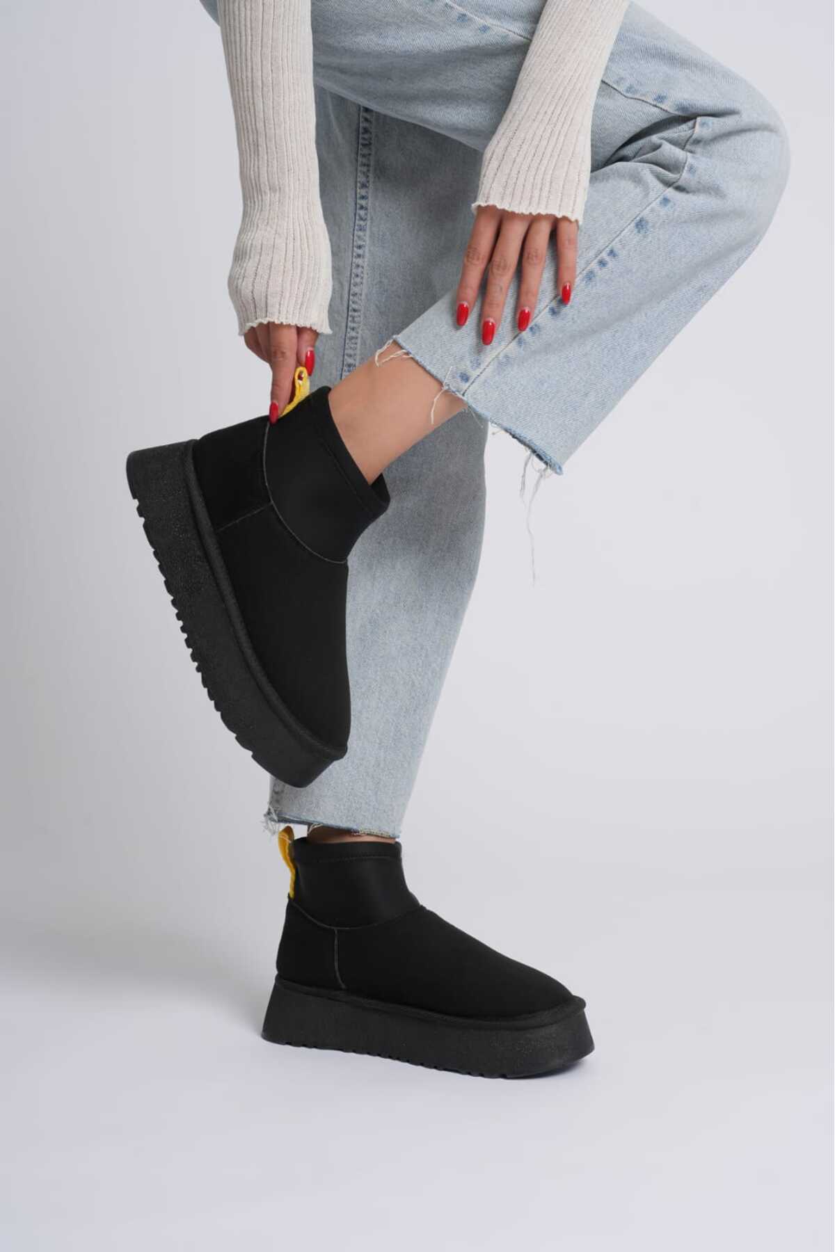 AYAKKABİSEPETİ Μαύρες γυναικείες μίνι μπότες από σουέτ με χοντρή σόλα με πυκνή γούνα εσωτερικά