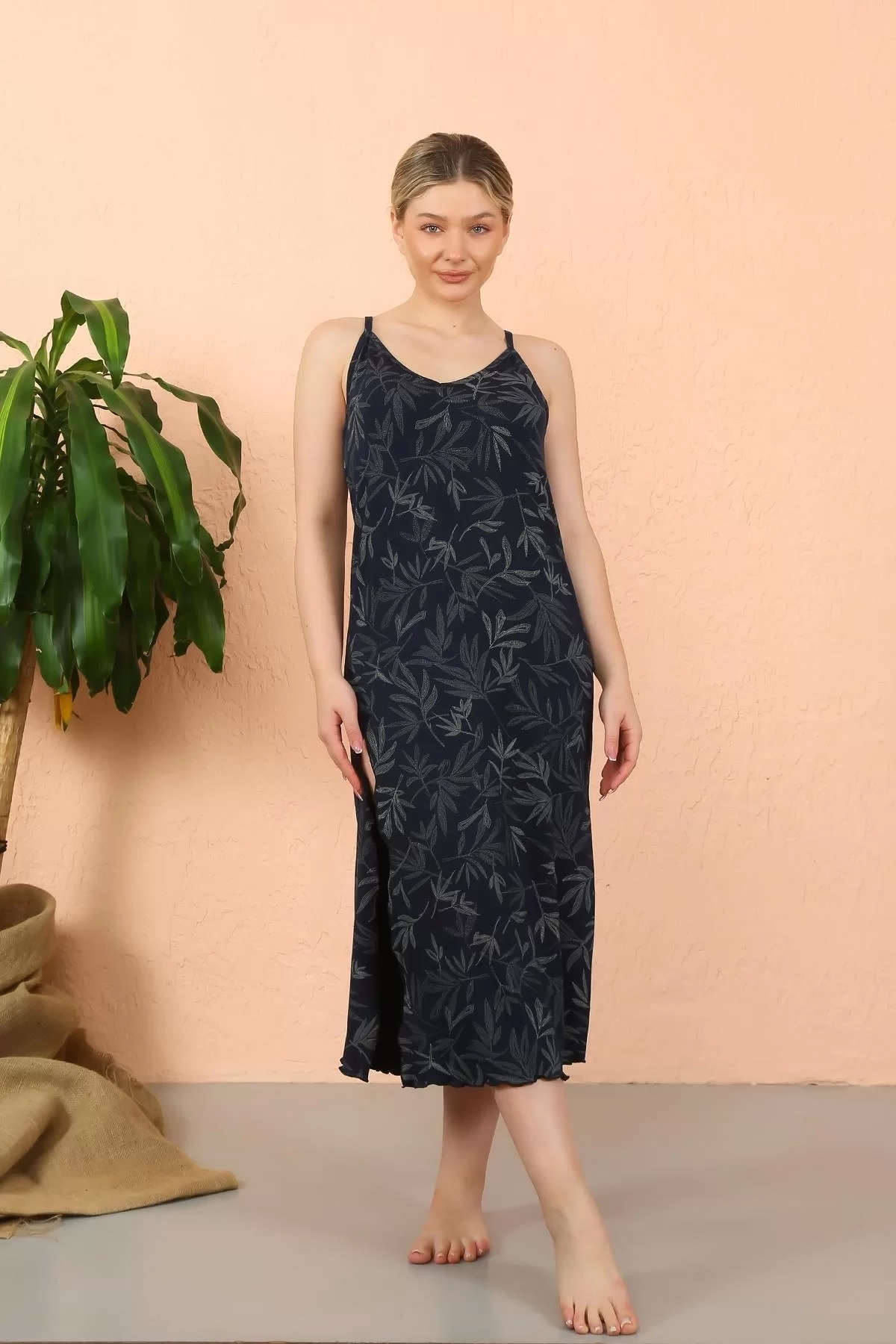 Nemere Kadın İp Askılı Yırtmaçlı Uzun Lacivert Gecelik