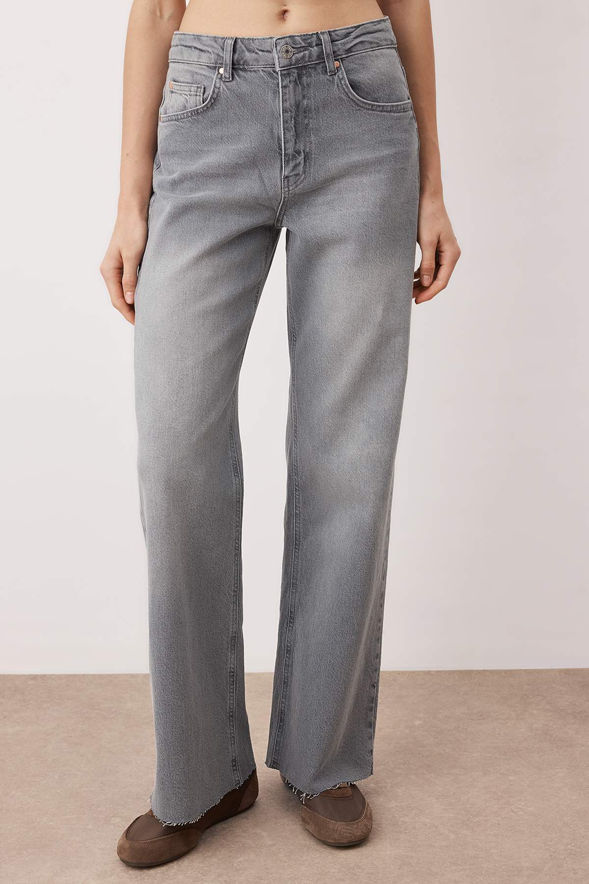 Trendyolmilla  Gri Yüksek Bel Comfort Paçası Kesikli Wide Leg Palazzo Jeans TWOAW26JE00081 - Görsel 3