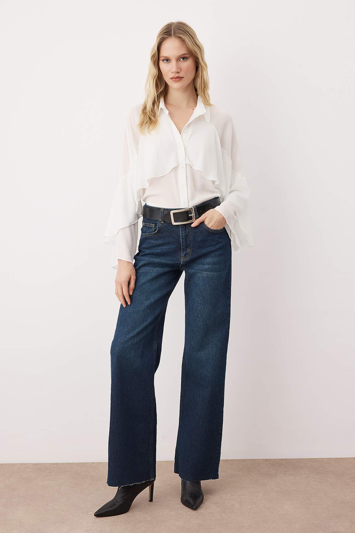 Trendyol Collection Ciemnoniebieskie jeansy z wysokim stanem, wygodnymi nogaw...