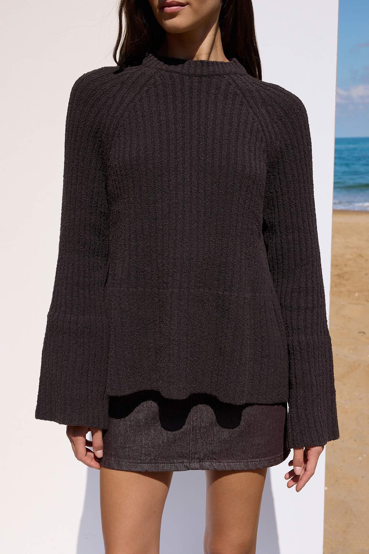 Trendyol Collection More Sustainable Brązowy sweter z bawełnianej dzianiny o szerokim kroju i detalami typu peplum TWOAW25KZ00305