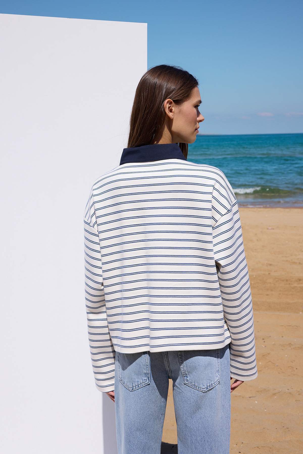 Trendyolmilla  Ekru Çizgili Dokuma Yaka Detaylı Patlı Oversize Esnek Örme T-shirt/Sweatshirt TWOAW26TS00004 - Görsel 4