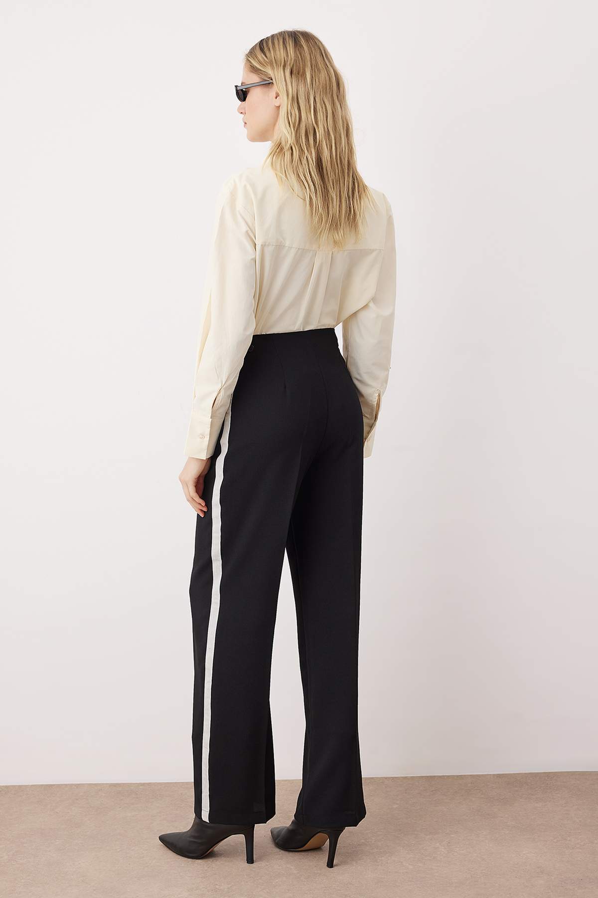 Trendyolmilla  Siyah Yanları Şerit Detaylı Wide Leg/Geniş Paça Dökümlü Kumaş Pantolon TWOAW26PL00066 - Görsel 6