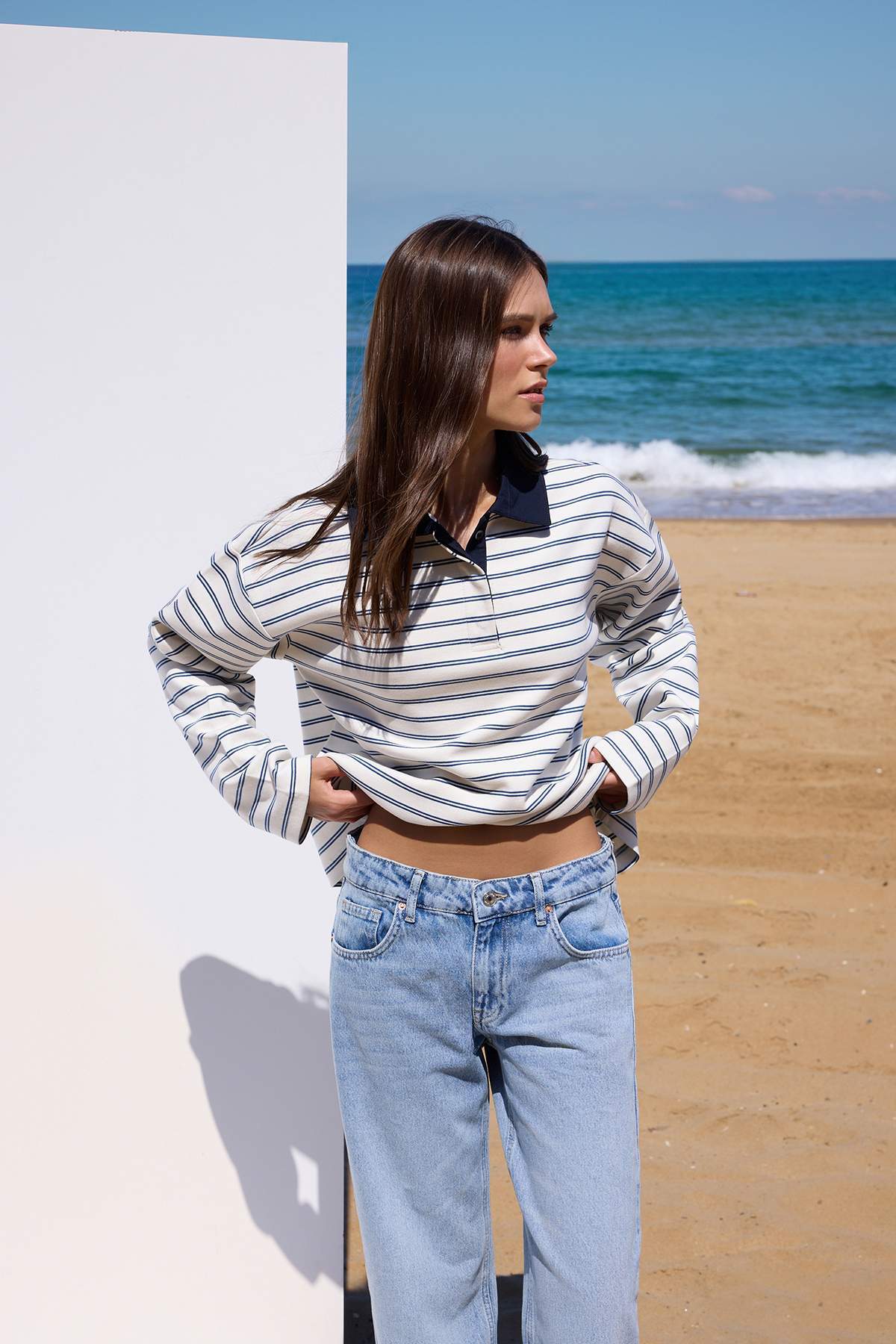 Trendyolmilla  Ekru Çizgili Dokuma Yaka Detaylı Patlı Oversize Esnek Örme T-shirt/Sweatshirt TWOAW26TS00004 - Görsel 2