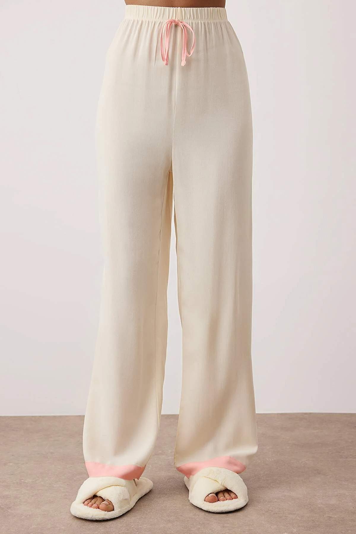 Trendyolmilla  Ekru Biyeli Viskon Dokuma Pijama Takımı THMAW26PT00088 - Görsel 3