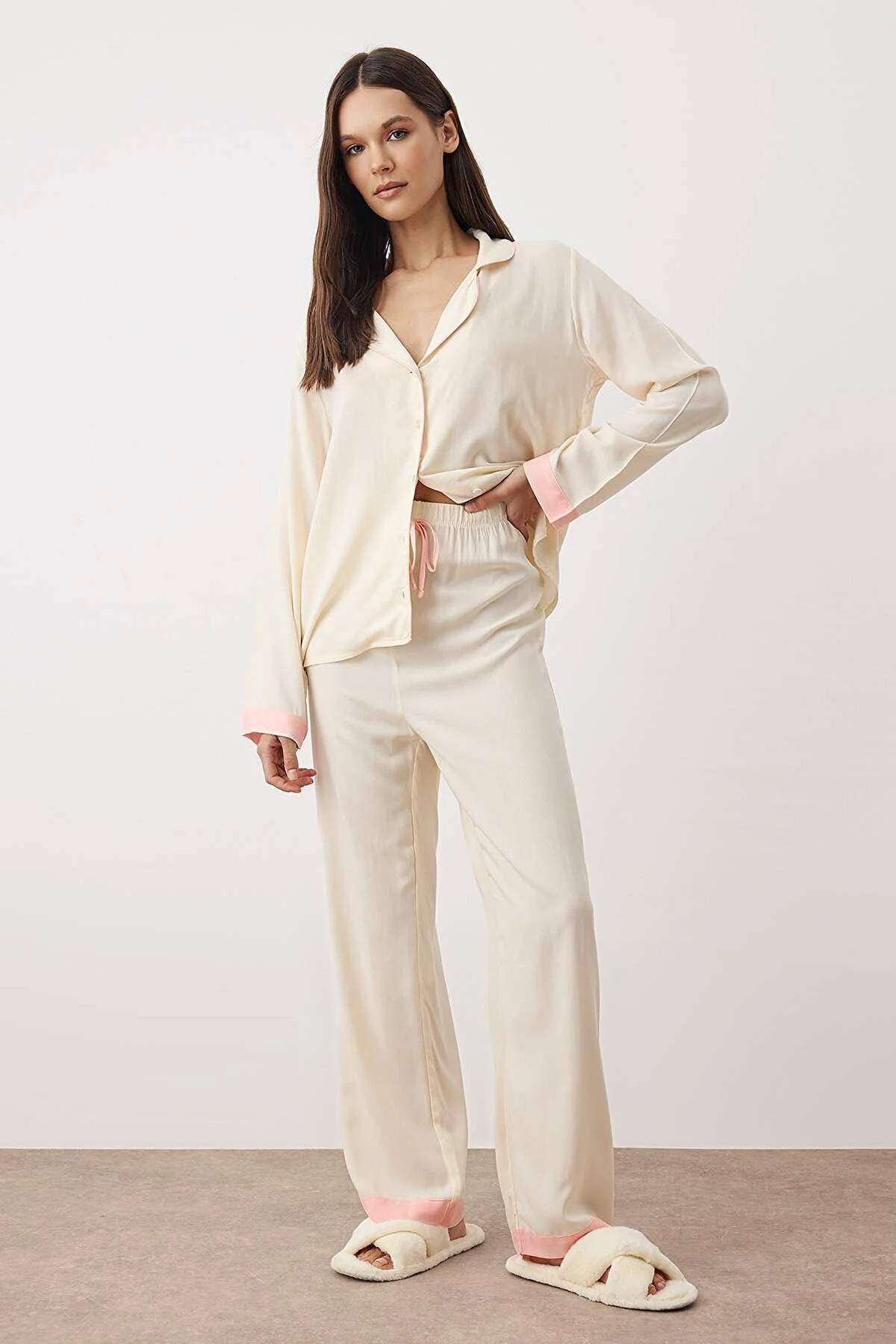 Trendyolmilla  Ekru Biyeli Viskon Dokuma Pijama Takımı THMAW26PT00088 - Görsel 2