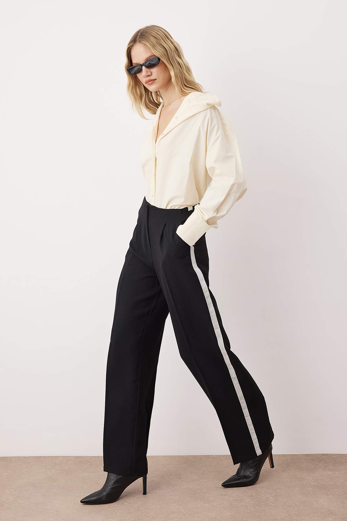 Trendyolmilla  Siyah Yanları Şerit Detaylı Wide Leg/Geniş Paça Dökümlü Kumaş Pantolon TWOAW26PL00066 - Görsel 2