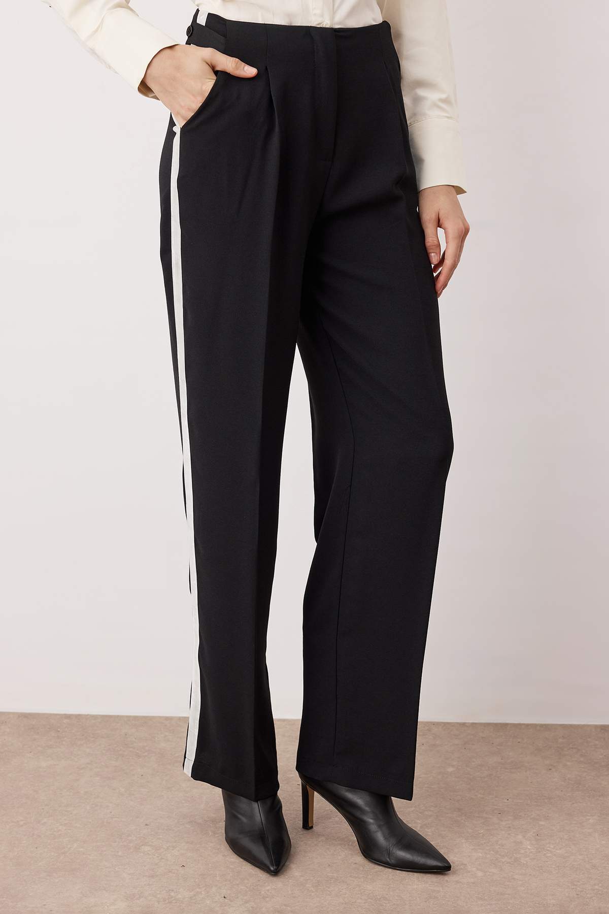Trendyolmilla  Siyah Yanları Şerit Detaylı Wide Leg/Geniş Paça Dökümlü Kumaş Pantolon TWOAW26PL00066 - Görsel 4