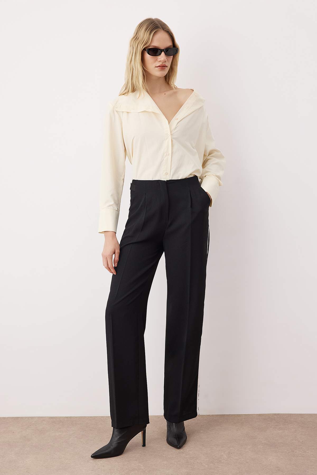 Trendyolmilla  Siyah Yanları Şerit Detaylı Wide Leg/Geniş Paça Dökümlü Kumaş Pantolon TWOAW26PL00066 - Görsel 3