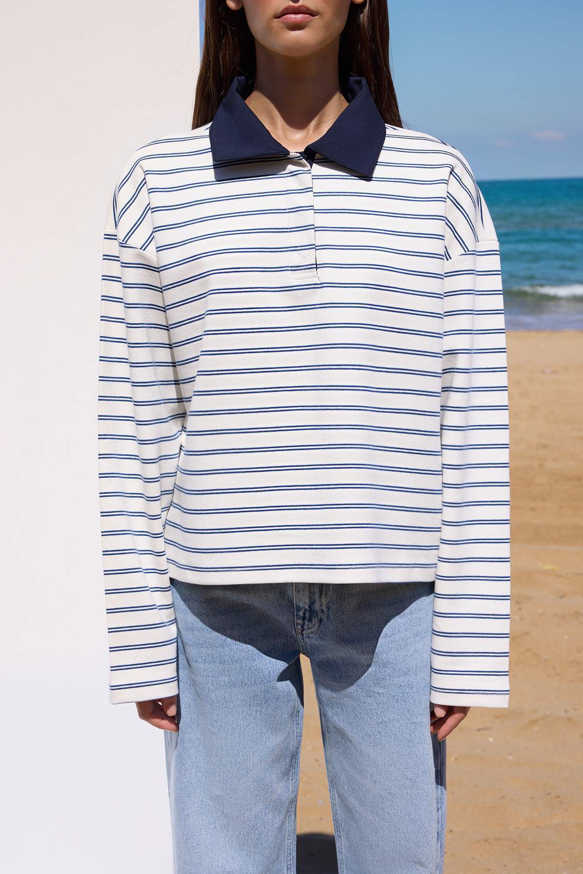 Trendyolmilla  Ekru Çizgili Dokuma Yaka Detaylı Patlı Oversize Esnek Örme T-shirt/Sweatshirt TWOAW26TS00004 - Görsel 3