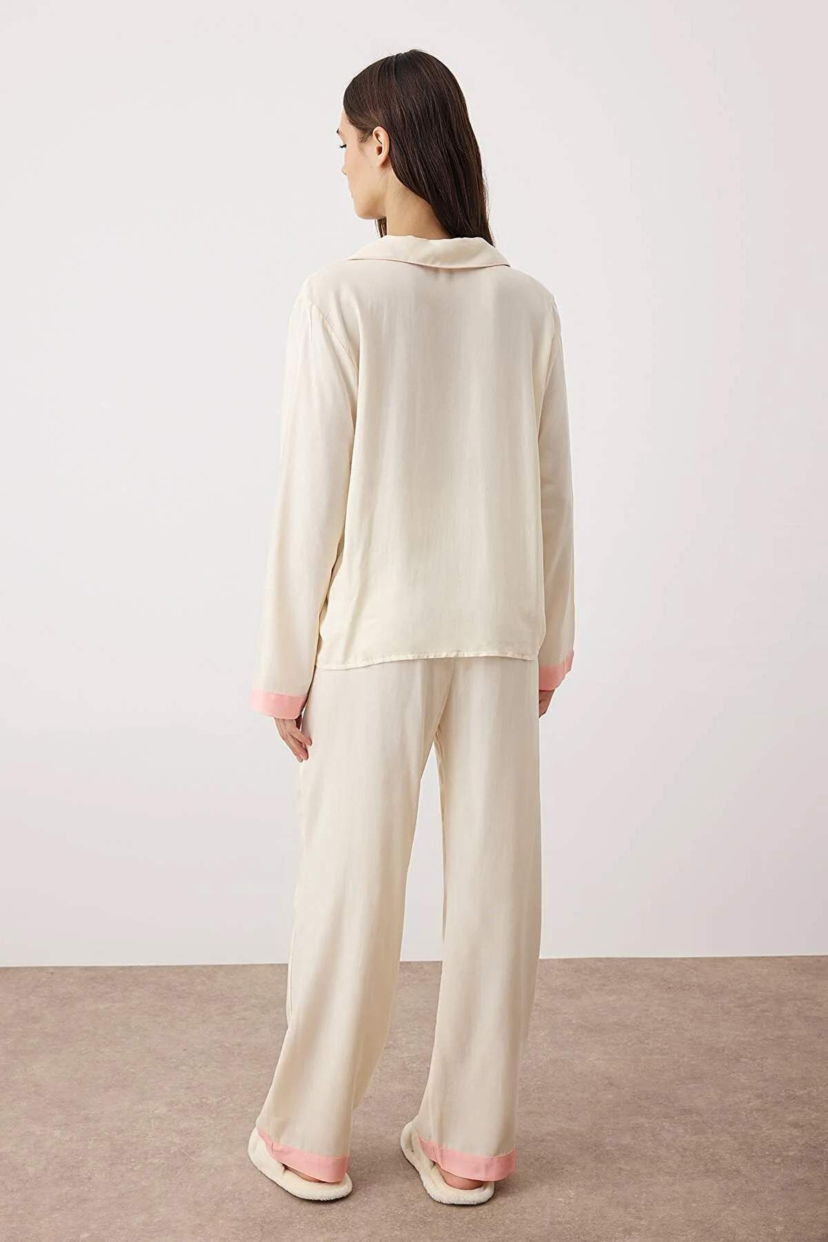 Trendyolmilla  Ekru Biyeli Viskon Dokuma Pijama Takımı THMAW26PT00088 - Görsel 4