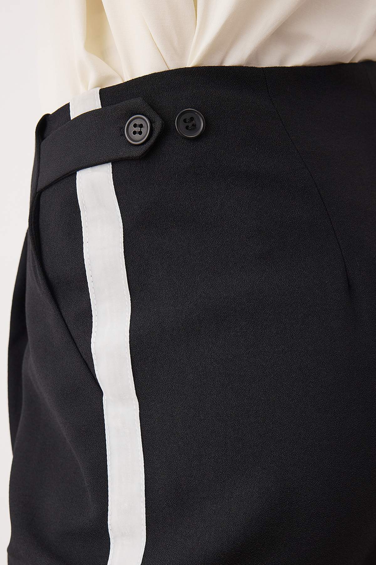 Trendyolmilla  Siyah Yanları Şerit Detaylı Wide Leg/Geniş Paça Dökümlü Kumaş Pantolon TWOAW26PL00066 - Görsel 5