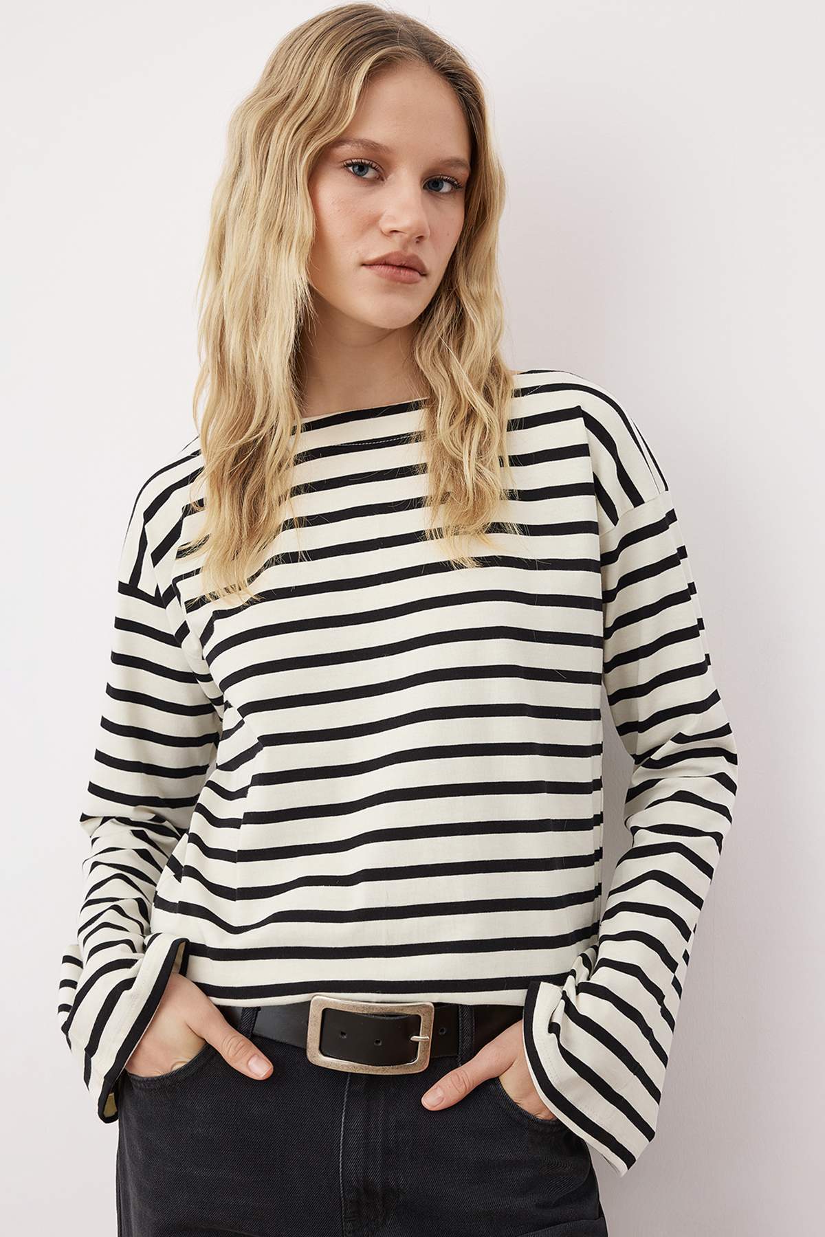 Trendyolmilla  Ekru Kalın Pamuklu Çizgili Regular/Normal Kalıp ÖrmeT-Shirt TWOAW26TS00001