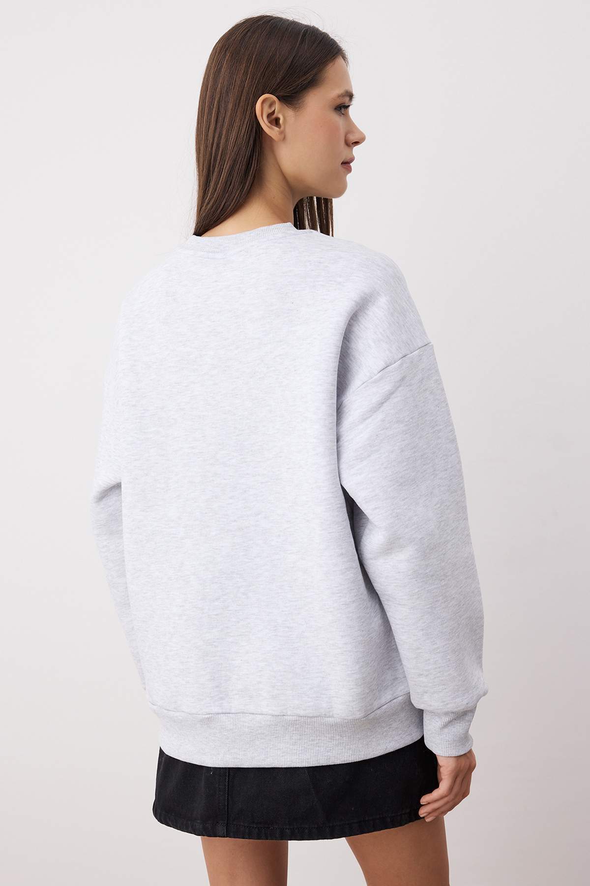 Trendyolmilla  Kar Melanj Oversize/Rahat Kesim Basic Bisiklet Yaka Kalın/İçi polarlı Örme Sweatshirt TWOAW24SW00102 - Görsel 4