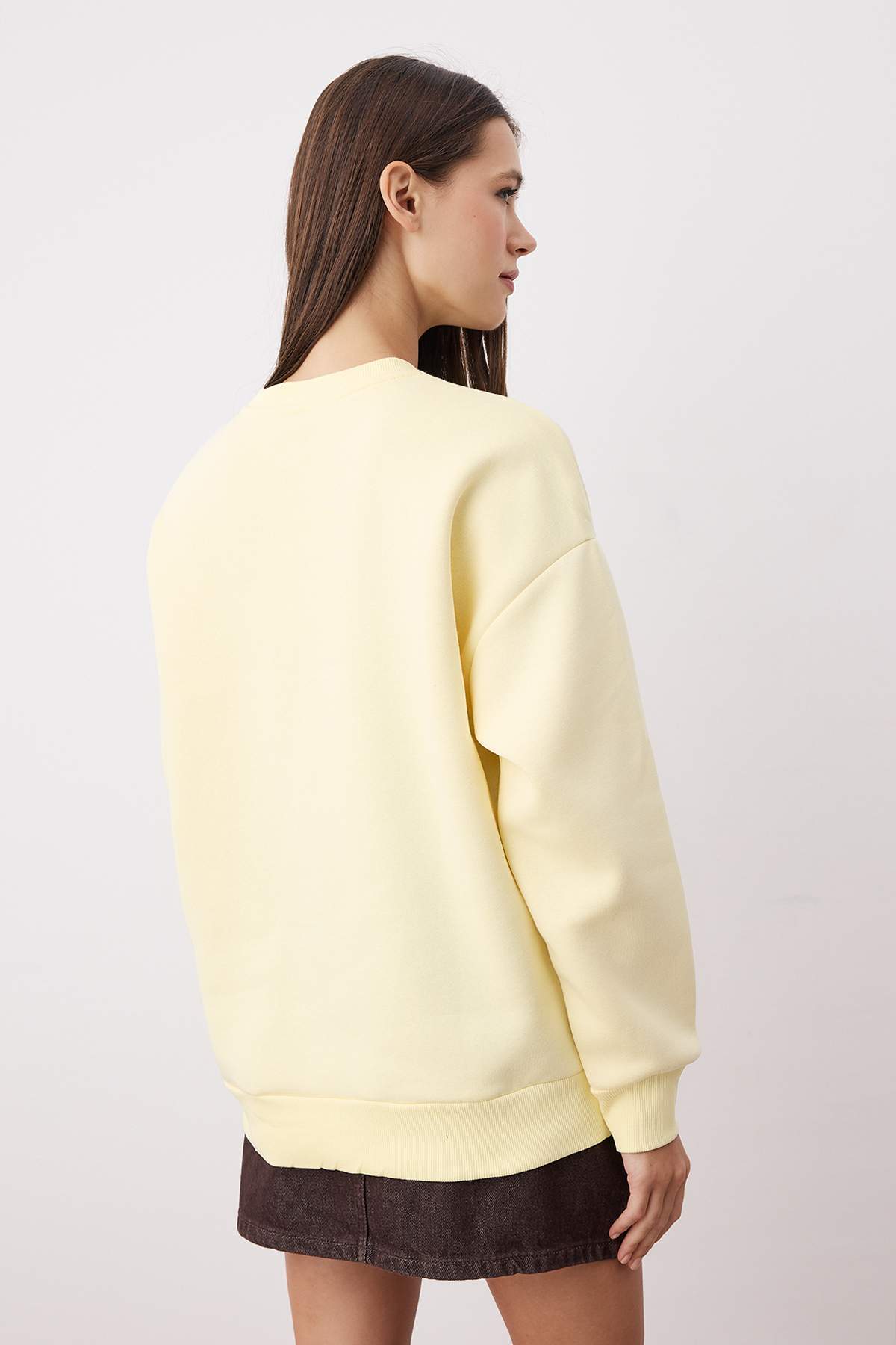 Trendyolmilla  Açık Sarı Oversize/Rahat Kesim Basic Bisiklet Yaka Kalın/İçi polarlı Örme Sweatshirt TWOAW24SW00102 - Görsel 4