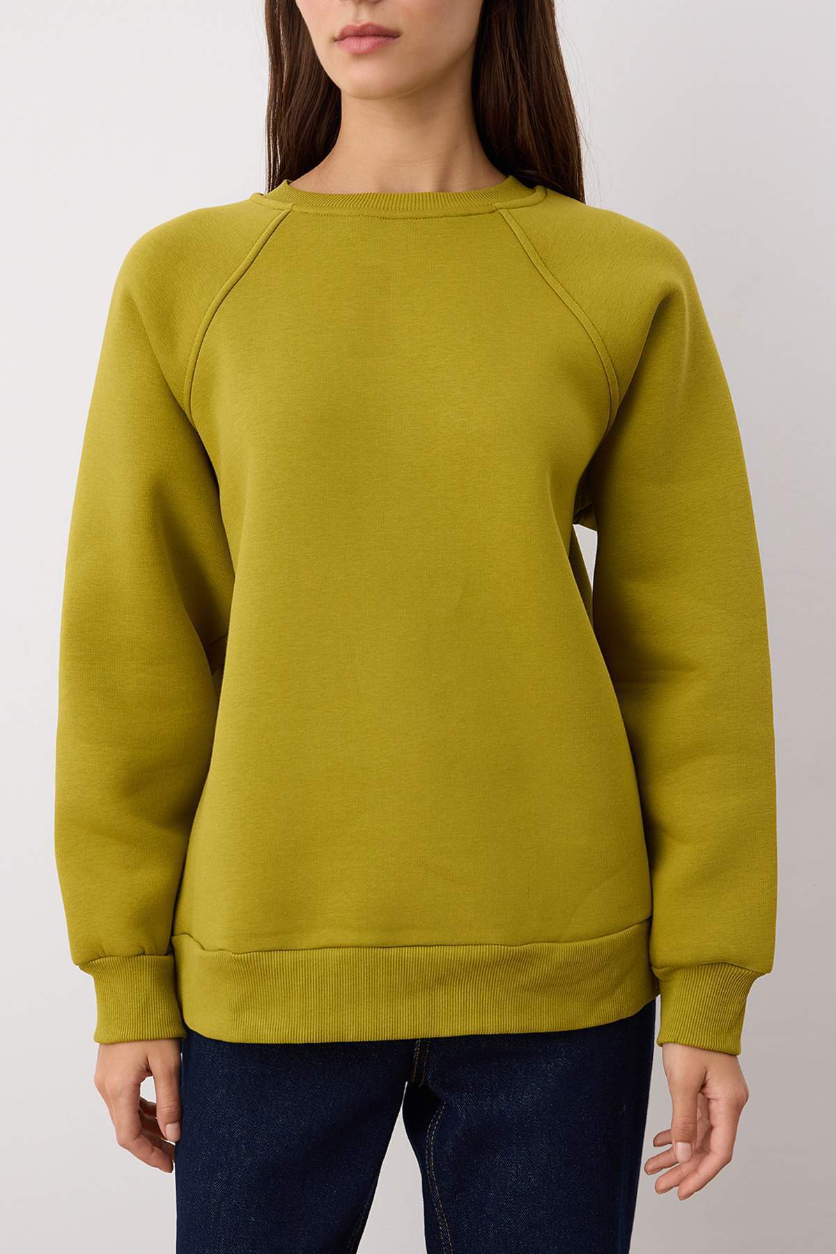 Trendyolmilla  Yağ Yeşili Relaxed/Rahat Kalıp Basic Reglan Kol Bisiklet Yaka Örme Sweatshirt TWOAW24SW00104 - Görsel 3