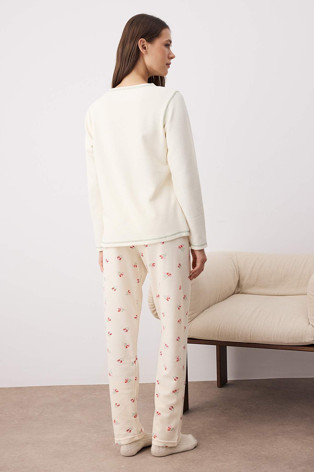 Trendyolmilla  Ekru-Pembe Kurdele/Fiyonklu Yumuşak Kışlık Waffle Örme Pijama Takımı THMAW26PT00187 - Görsel 5