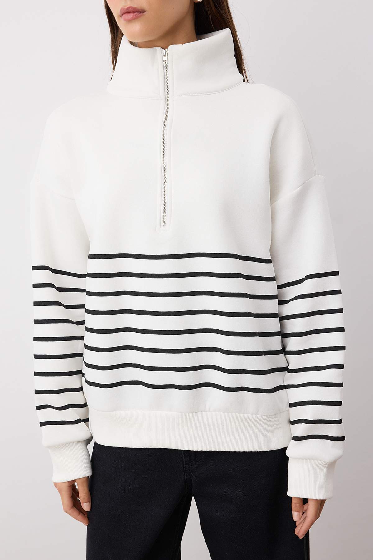 Trendyolmilla  Ekru Çizgili Oversize/Geniş Kalıp Fermuarlı Kalın İçi Polarlı Örme Sweatshirt TWOAW26SW00044 - Görsel 3