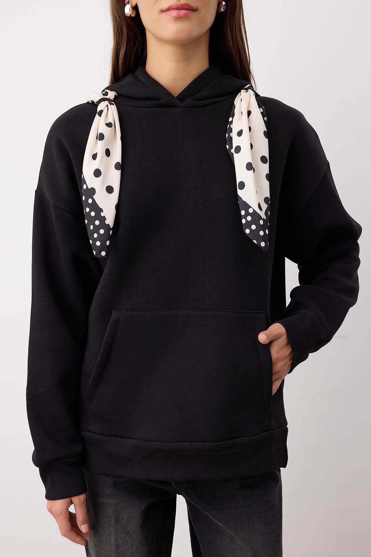 Trendyolmilla  Siyah Fular Detaylı Kapüşonlu Örme Sweatshirt TWOAW26SW00064 - Görsel 3