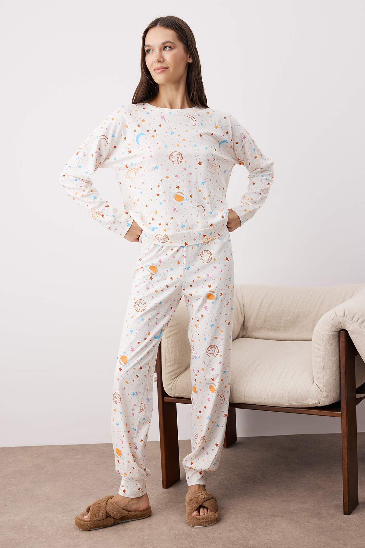 Trendyolmilla Ekru %100 Pamuklu Galaksi Desenli Örme Pijama Takımı THMAW21PT0794