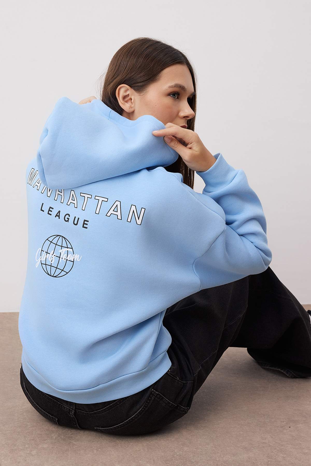 Trendyolmilla  Açık Mavi Sırt Baskı Detaylı Kapüşonlu Kalın İçi Polarlı Örme Sweatshirt TWOAW22SW0711