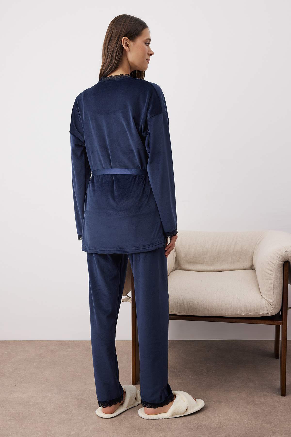 Trendyol Collection Sötétkék 3 részes hozománykészlet csipke részletekkel bársony kötött pongyola+pijama szett THMAW26PT00191