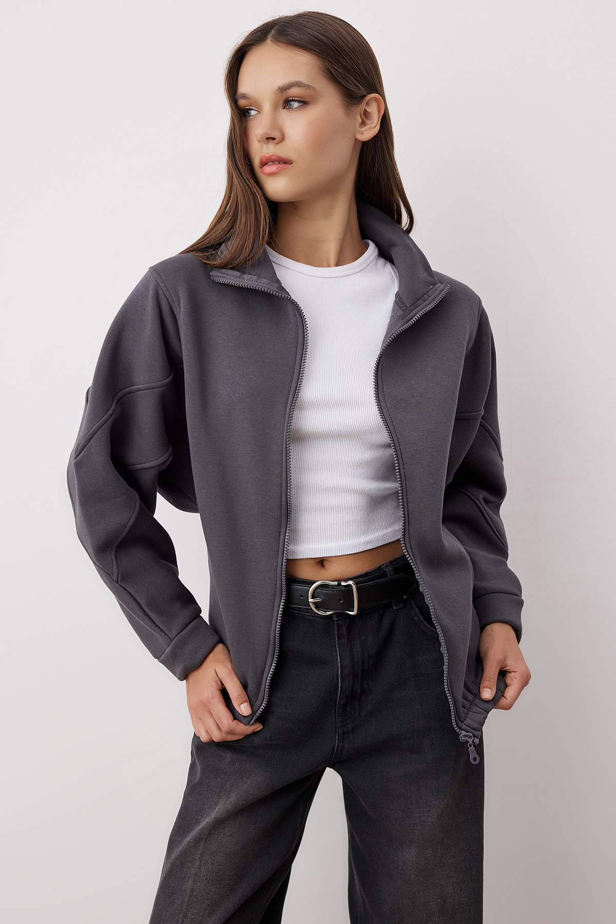 Trendyolmilla  Antrasit Fermuarlı Dikiş Detaylı Dik Yaka Bomber Örme Sweatshirt TWOAW26SW00037 - Görsel 2