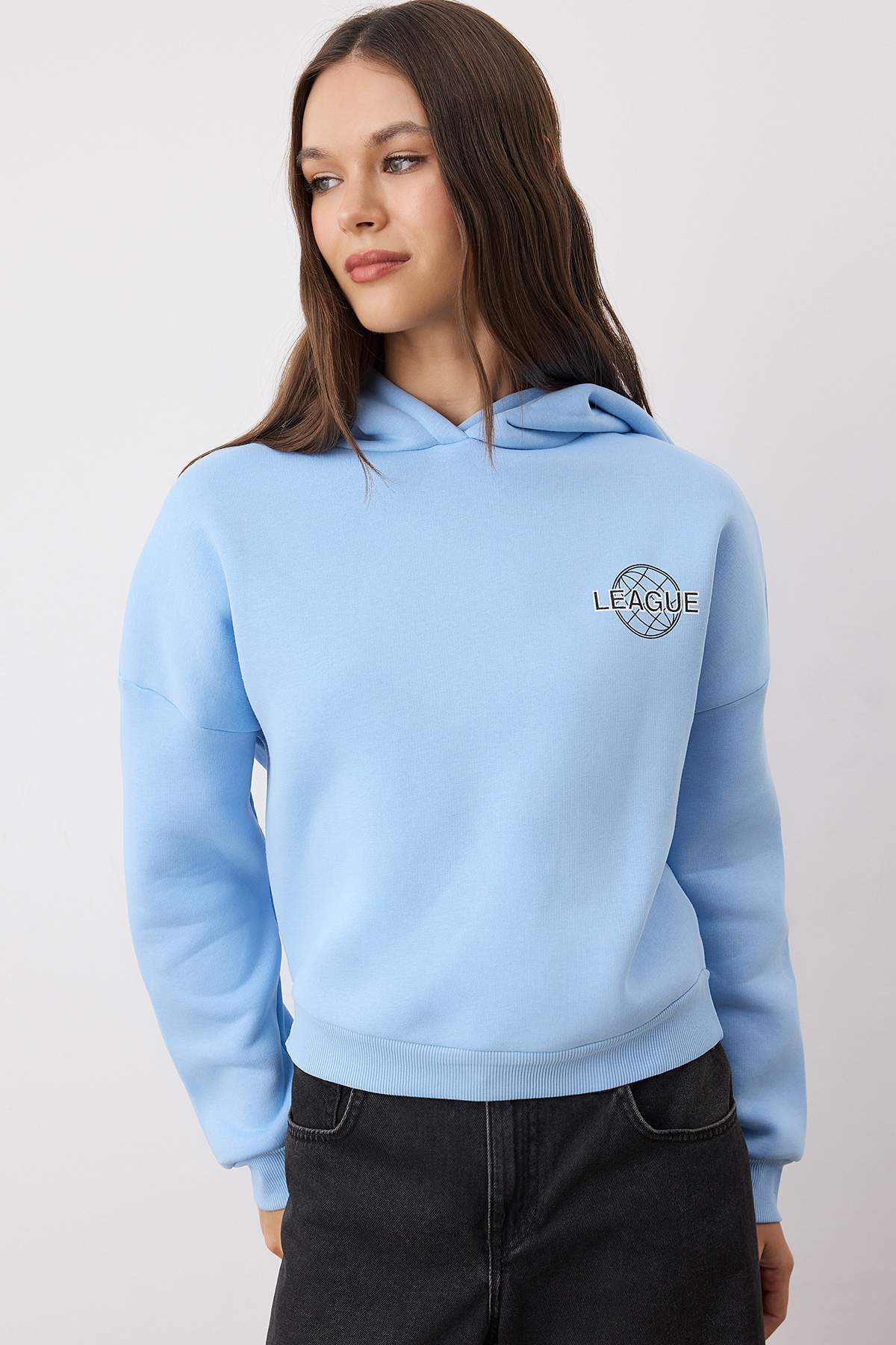 Trendyolmilla  Açık Mavi Sırt Baskı Detaylı Kapüşonlu Kalın İçi Polarlı Örme Sweatshirt TWOAW22SW0711 - Görsel 2