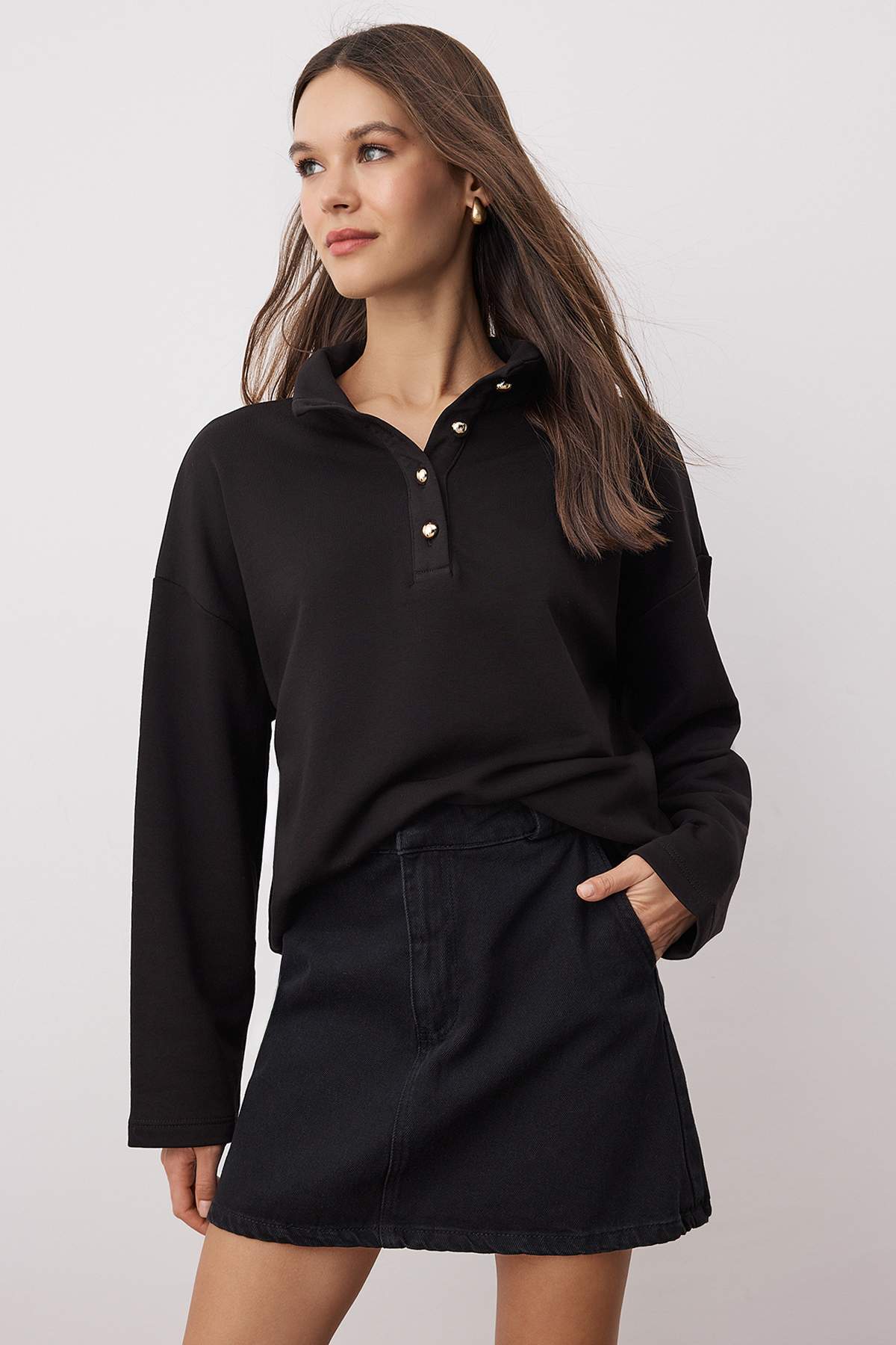 Trendyolmilla  Siyah Oversize/Geniş Kalıp Düğme Detaylı Dik Yaka Kalın Örme Sweatshirt TWOAW26SW00027