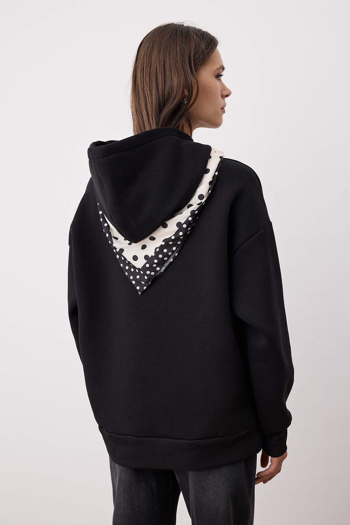 Trendyolmilla  Siyah Fular Detaylı Kapüşonlu Örme Sweatshirt TWOAW26SW00064 - Görsel 4