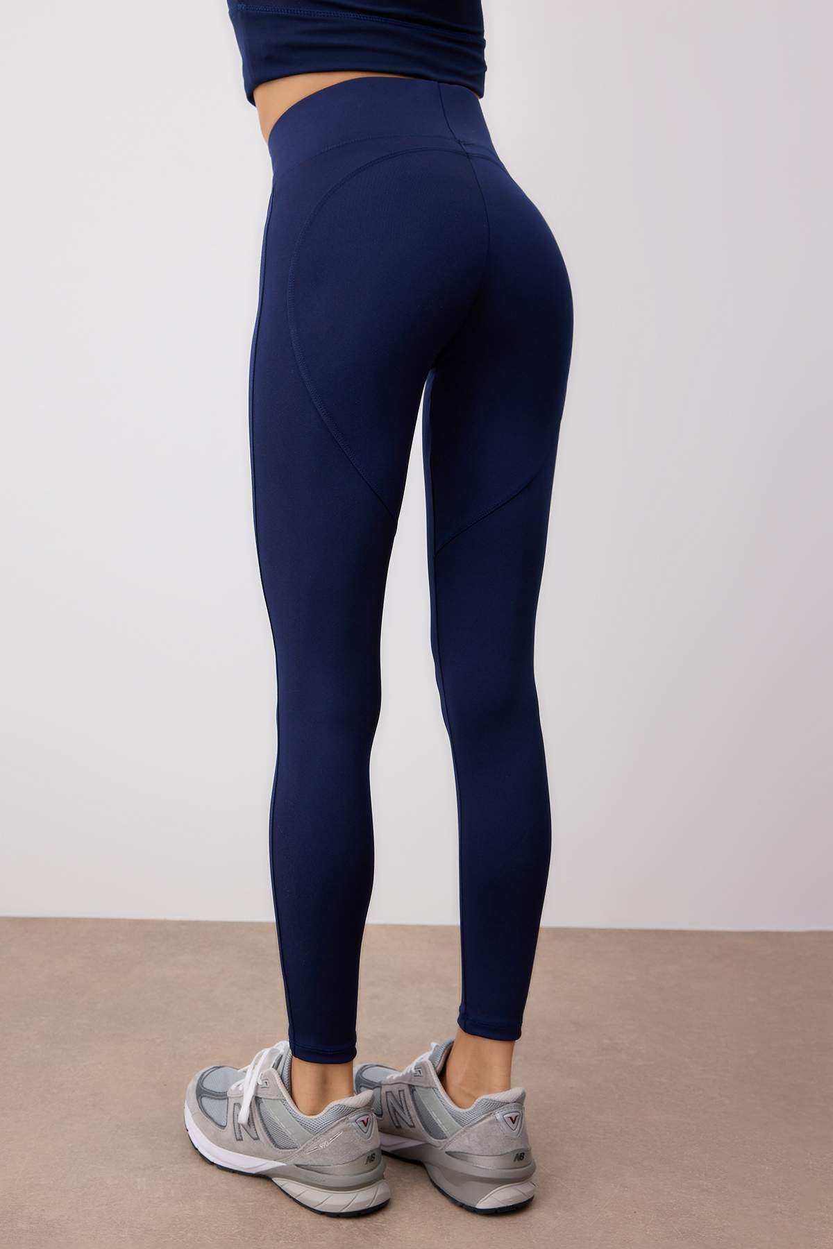 Trendyol Collection Granatowe legginsy sportowe typu push-up z dzianiny o pełnej długości TWOAW21TA0030
