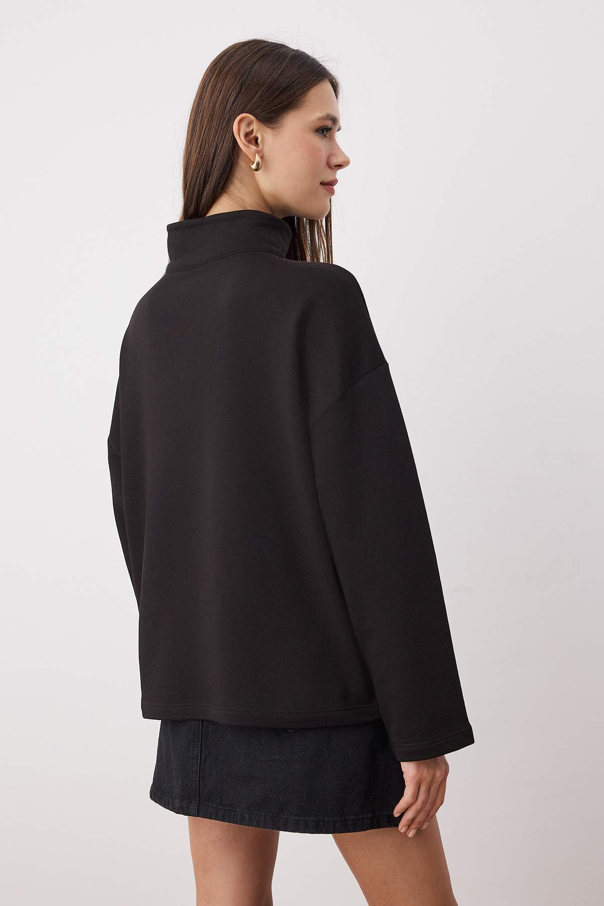 Trendyolmilla  Siyah Oversize/Geniş Kalıp Düğme Detaylı Dik Yaka Kalın Örme Sweatshirt TWOAW26SW00027 - Görsel 4