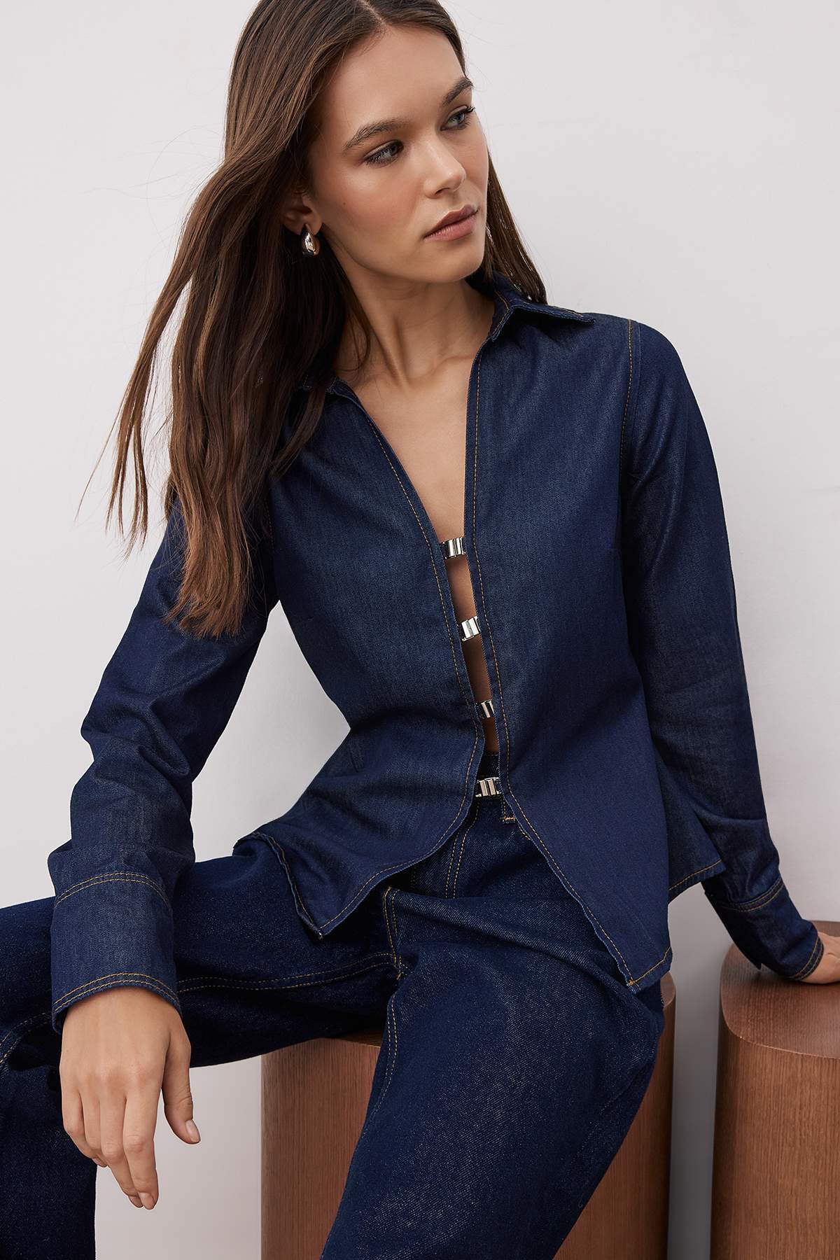 Trendyolmilla Koyu Mavi Kapama Detaylı Fitted Denim Gömlek TWOAW26GO00032