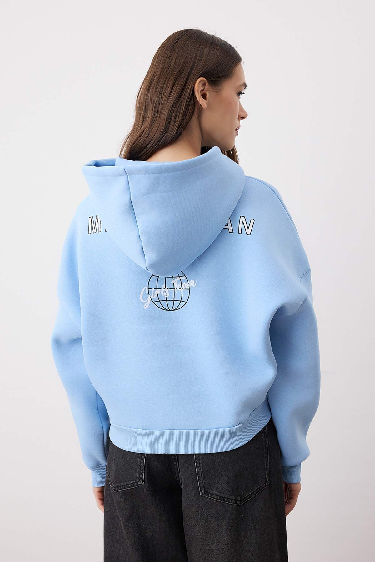 Trendyolmilla  Açık Mavi Sırt Baskı Detaylı Kapüşonlu Kalın İçi Polarlı Örme Sweatshirt TWOAW22SW0711 - Görsel 4