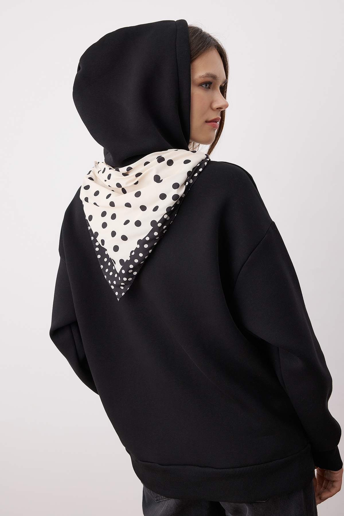 Trendyolmilla  Siyah Fular Detaylı Kapüşonlu Örme Sweatshirt TWOAW26SW00064 - Görsel 2