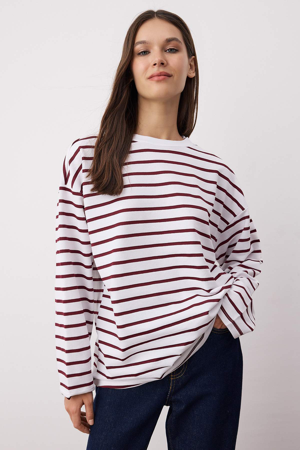 Trendyolmilla  Ekru Çizgili Oversize/Geniş Kesim Bisiklet Yaka İnce Örme Sweatshirt TWOAW23SW00326 - Görsel 2