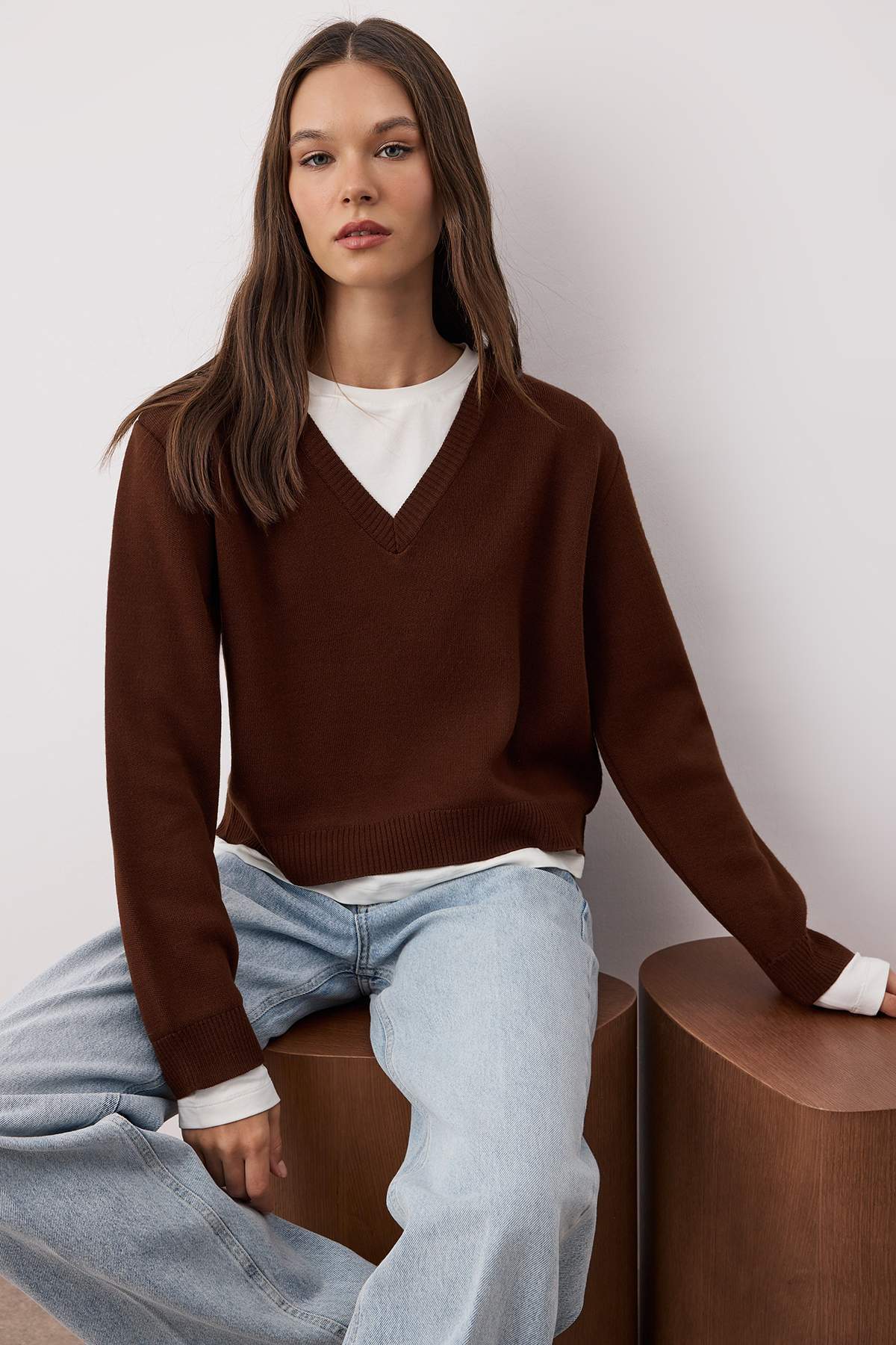 Trendyolmilla  Kahverengi Yaka ve Etek Ucu Garni Detaylı Triko Kazak TWOAW26KZ00246