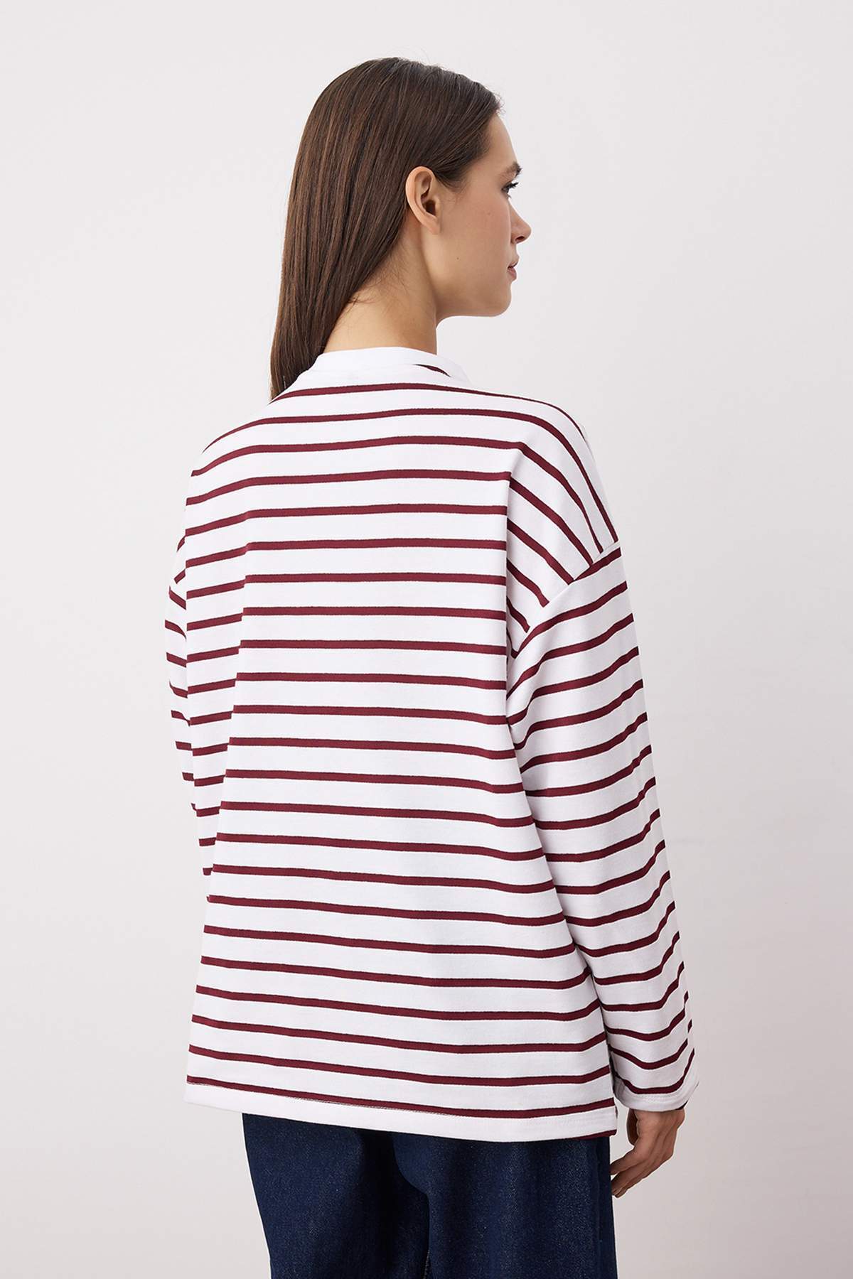 Trendyolmilla  Ekru Çizgili Oversize/Geniş Kesim Bisiklet Yaka İnce Örme Sweatshirt TWOAW23SW00326 - Görsel 4