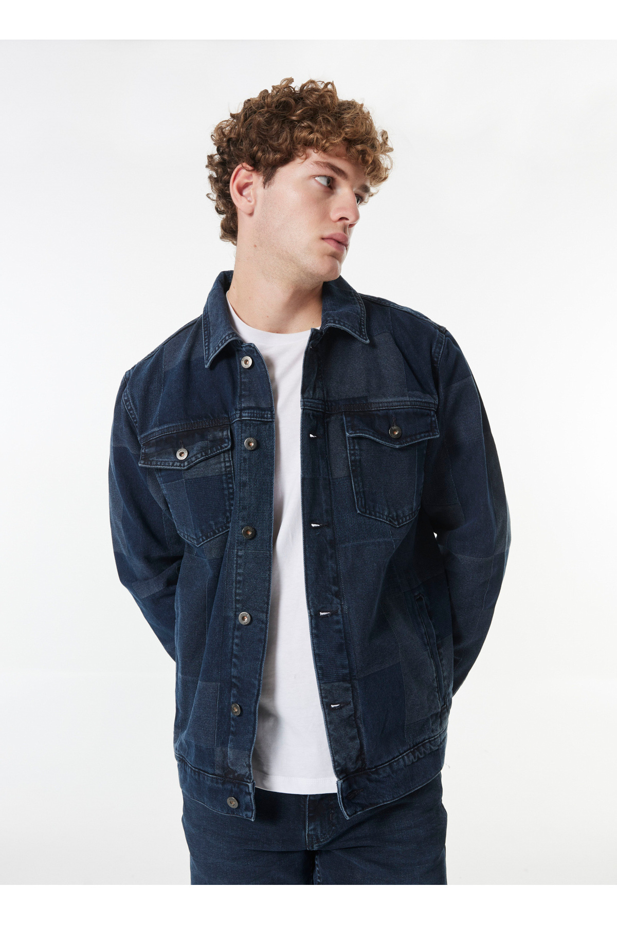 ماستنگ ژاکت جین مردانه سرمه‌ای طرح شسته شده یقه ایستاده M4WM-CKT-1661