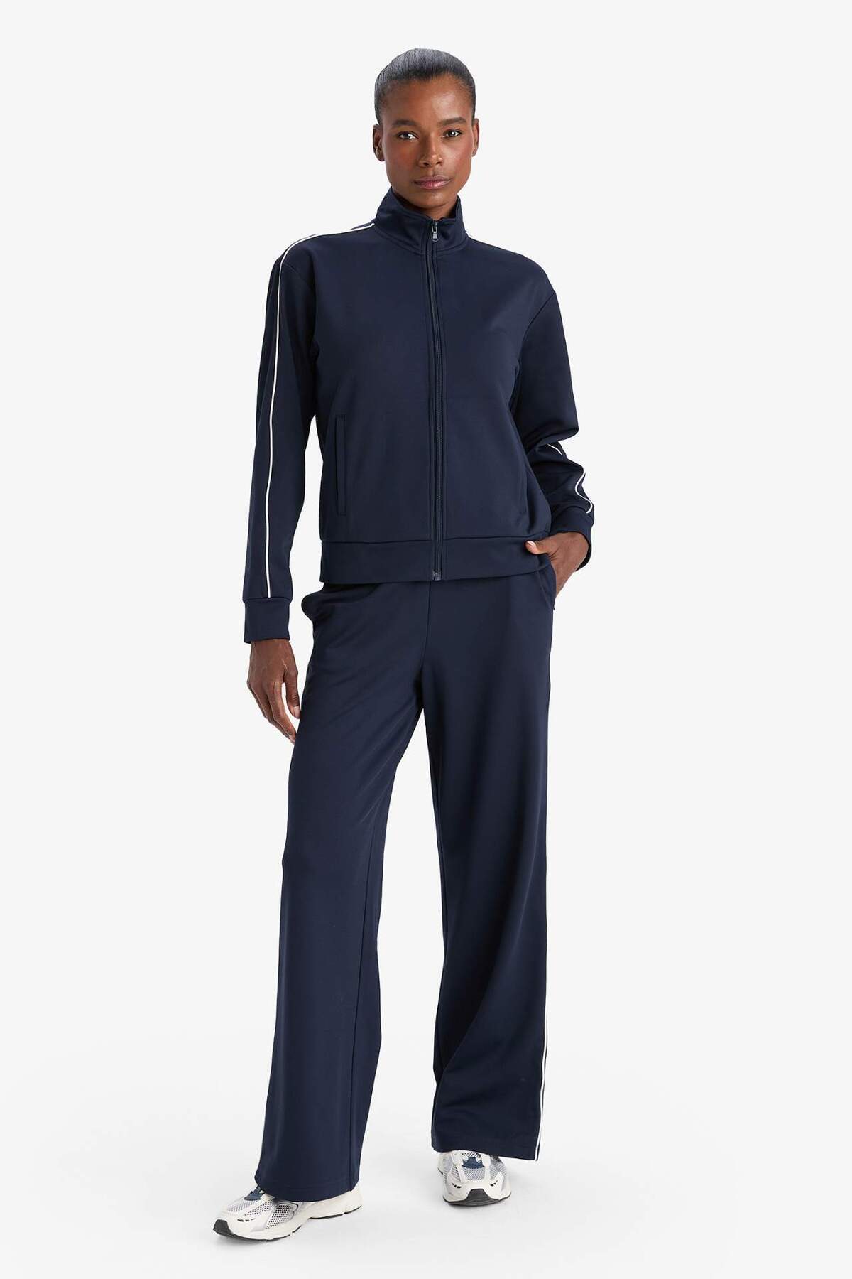 DeFacto DeFactoFit Wide Leg Geniş Paça Cepli Biyeli Standart Boy İçi Yumuşak Tüylü Sporcu Pantolon F3846AX25