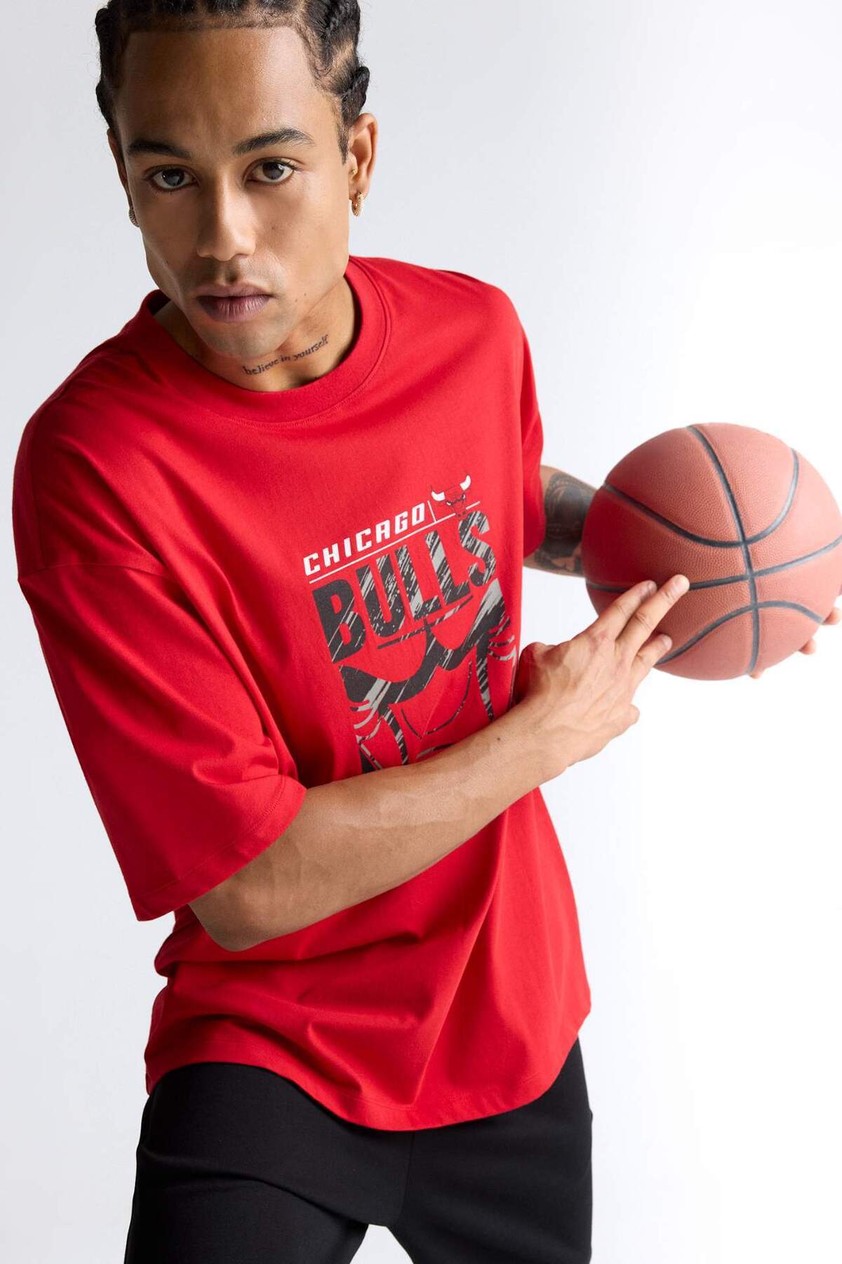 دفاکتو تی شرت آستین کوتاه 100% پنبه ای NBA Chicago Bulls با یقه یقه کوتاه E5911AX