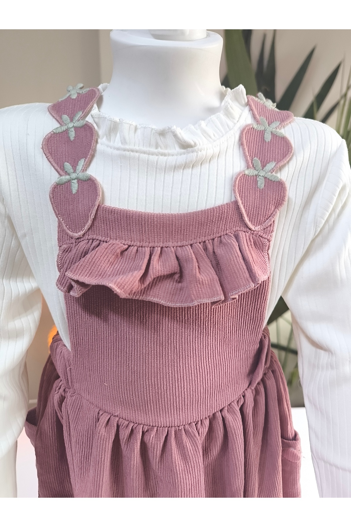 çilek bebe Bayramlık Çilek İşlemeli Bebe Yaka Fırfırlı Kız Çocuk Salopet Takımı Jile Mürdüm Fitilli Kadife Kış fotoğrafı 4 (önizleme)