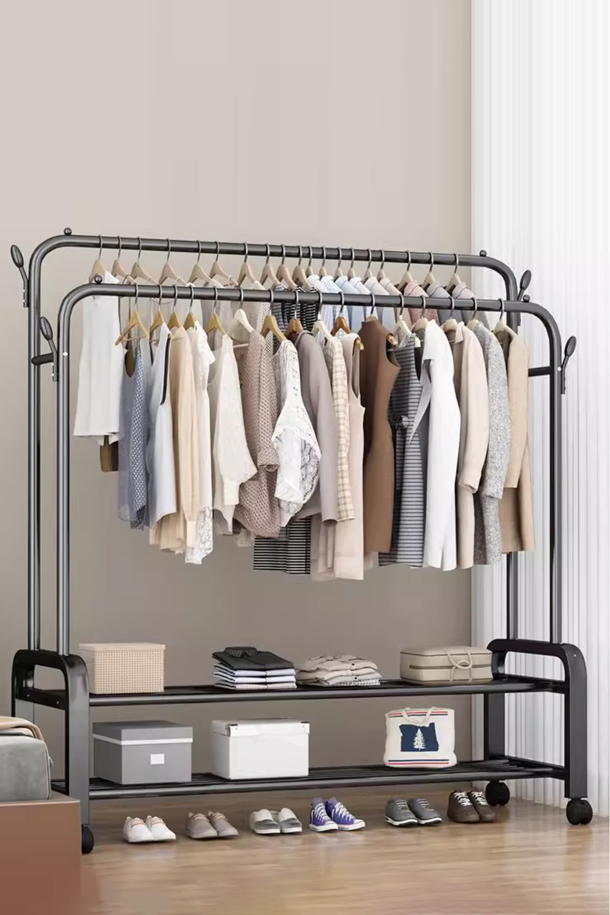 منظم شماعات ملابس معدني مع رفين سفليين للتخزين وعجلات