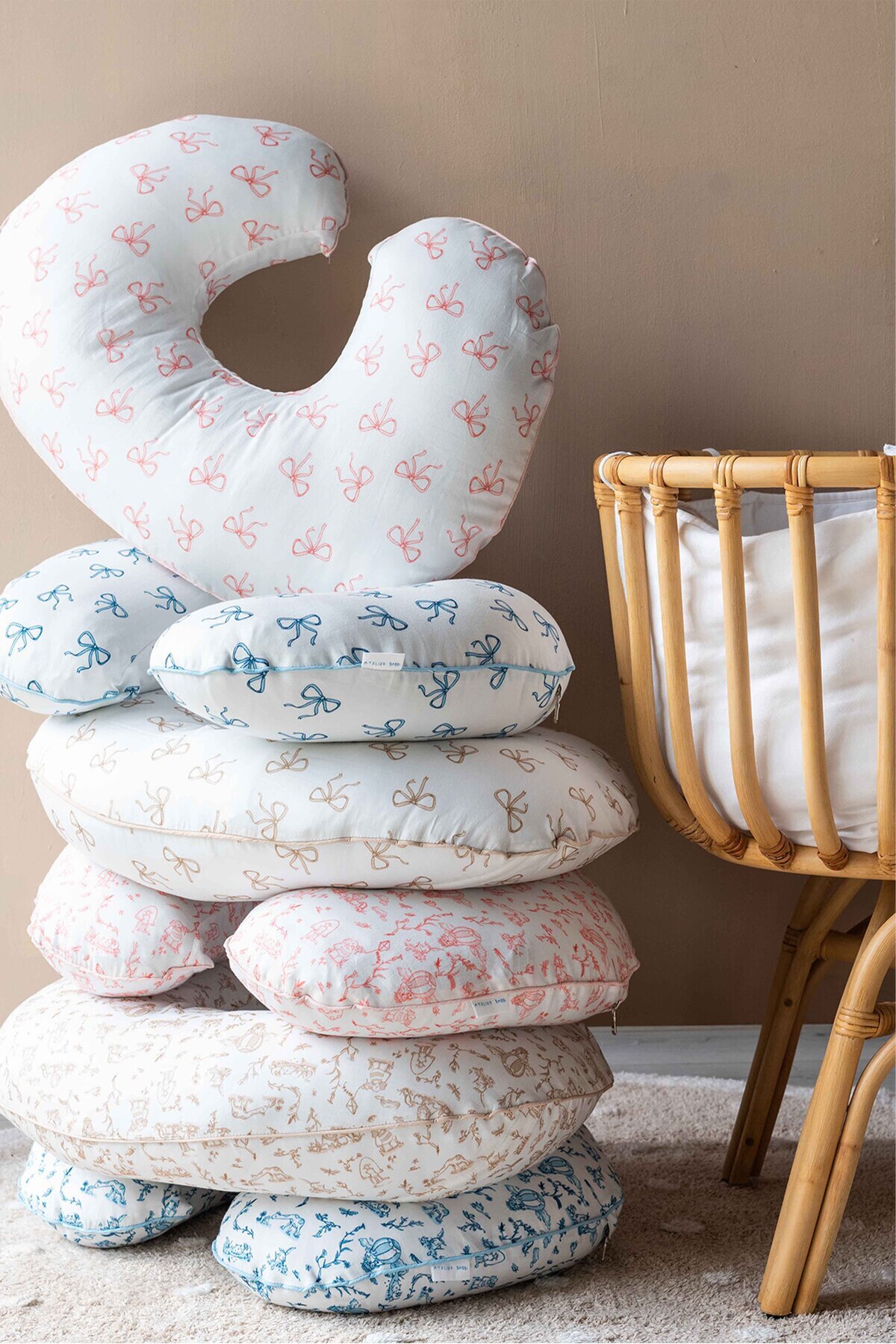 Atelier Babbi %100 Pamuk EMZİRME YASTIĞI - KURDELE/BEJ fotoğrafı 5 (önizleme)