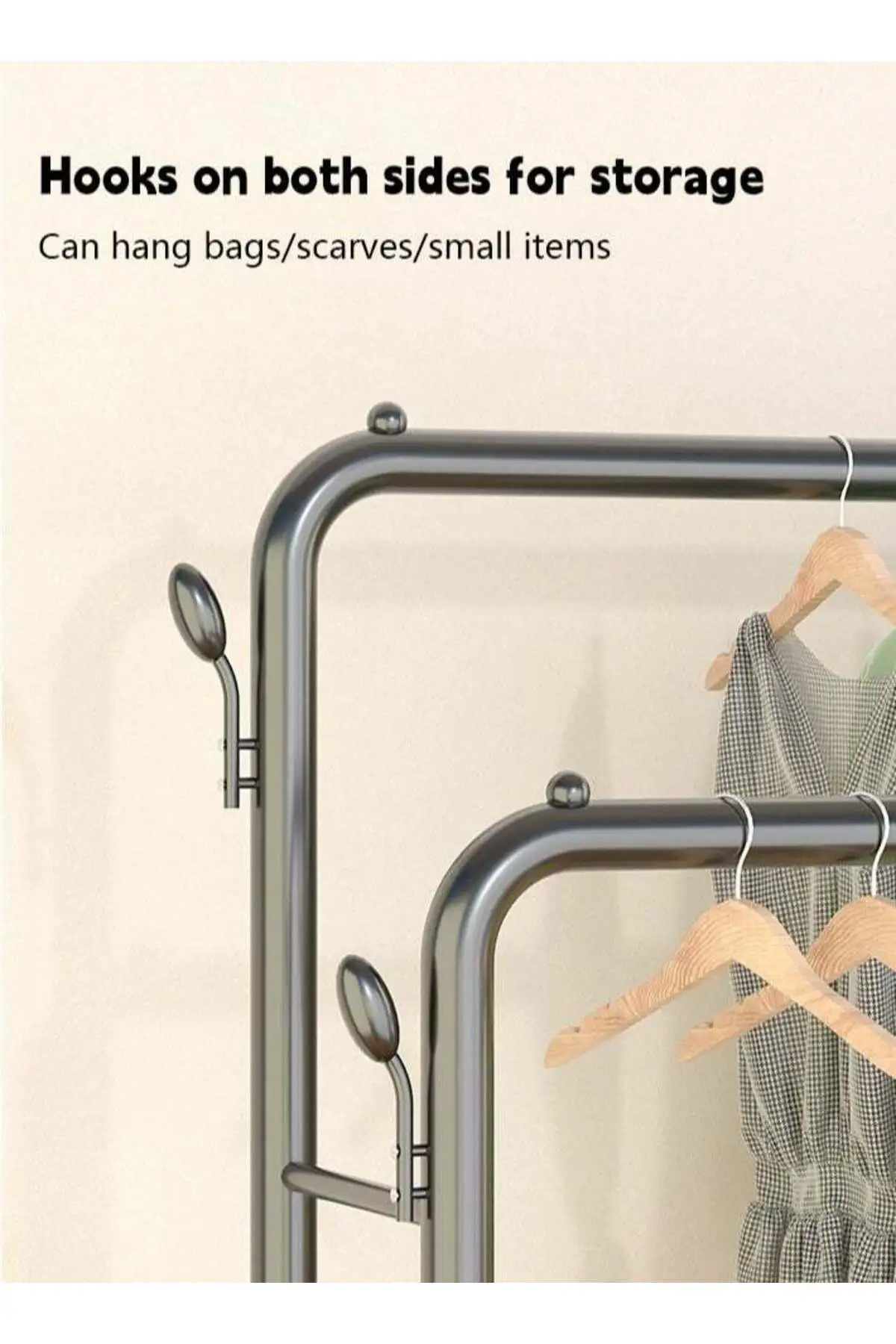 منظم شماعات ملابس معدني مع رفين سفليين للتخزين وعجلات